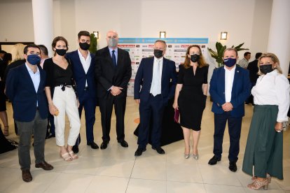 El redactor jefe de LA VOZ, Manuel León, Jerónimo Parra, Mari Carmen Pastor, Antonia Sánchez Villanueva, Manuel Palet, Carlos Martí, Natalia Palet y Pol Palet