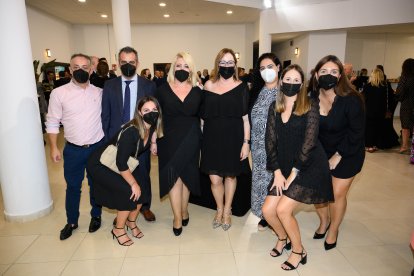 Pilar Martín de Tgestion, Mari Nieves López, Merche Giménez, presidenta de junta local de AECC, Marina Bayo de Hotel Balisa, Antonio Martínez, David Lozano y María Ruiz y Sandra Salazar de Campojoyma.