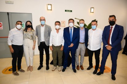 Pachi Alonso, de Cajamar; José Francisco Torre de la asociación expositora de Campohermoso; Fernando Toresano, de Nutricrop; Manuel Fernández, de Cajamar; Pedro Ruiz, de Biomip; Manuel Méndez, Andrea Méndez y Francisco Méndez, de Nutricrop.