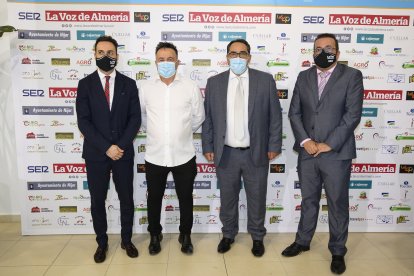 El director comercial de LA VOZ, Ricardo Céspedes, junto a Manuel Moreno, concejal Ayto Níjar;  Olivier Martínez,  comercial LA VOZ; y José Francisco Torres, representante de la Asociacion Expositora Campohermoso