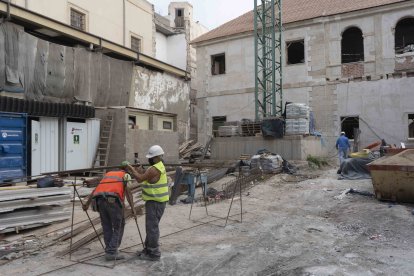 Trabajos en la fachada exterior hacia San Luis