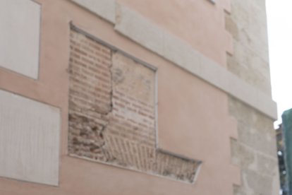 El arquitecto muestra el revestimiento encontrado