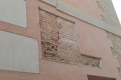 Detalle del revestimiento esgrafiado original de la fachada