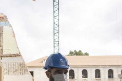 Alfredo Garrido muestra la situación de las fachadas antes de la intervención