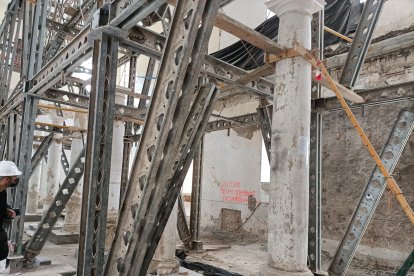 Andamios montados para sostener los techos de la segunda planta de la sala de San Rafael