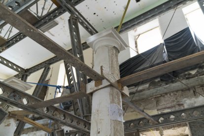 Detalle de una de las columnas de la sala