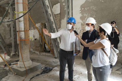 Alfredo Garrido y Fernando Giménez realizando la visita