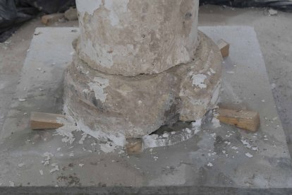 Base muy deteriorada de una de las columnas
