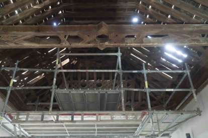 Andamios para la restauración del artesonado en su parte interior