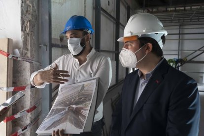 Garrido explica junto a Giménez la restauración de la parte exterior del artesonado