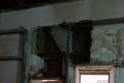 Chimenea utilizada para calentar la antigua sala de enfermos