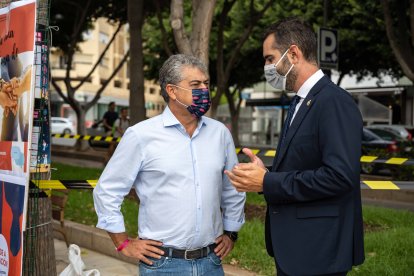 El rector y el alcalde, en la Rambla.