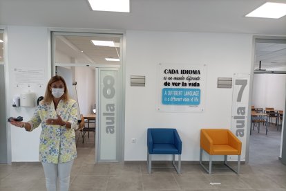 Loreto Cantón enseñando las instalaciones.