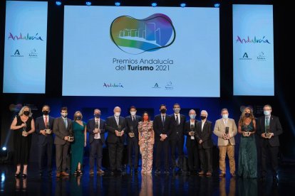 Foto de familia de los premiados.