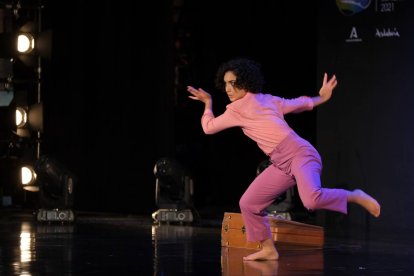 La bailarina Raquel Laó mostró su talento en el escenario.