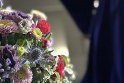 Rosa spray roja, clavel colombiano púrpura, rosas rojas, gerbera mini púrpura, cardo, crisantemo y alstroemeria para el Señor de Pasión.