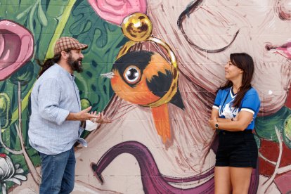 Raúl de Tapia frente al mural desarrollado de manera conjunta por los artistas Isaac Malakkai y  Ana Langeheldt (en la foto).