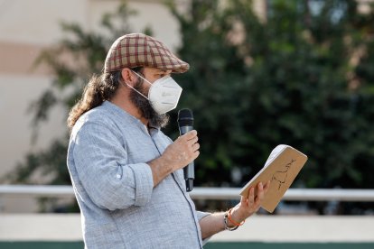 La voz de Raúl de Tapia reflexionando sobre los sonidos de la naturaleza existentes en la ciudad.