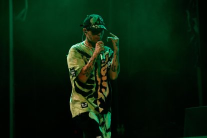 El argentino C.R.O puso con las manos en el aire al público más joven en la noche del viernes.