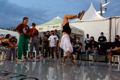 El colectivo de bailarines Breaking Almería se enfrenta en una batalla de baile sobre una pista ultracompacta realizada con Dekton de Cosentino.