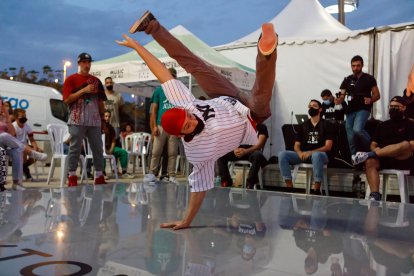 Espectacular exhibición de los chicos y chicas de Breaking Almería.