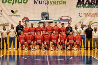 La plantilla posando en el día del estreno.