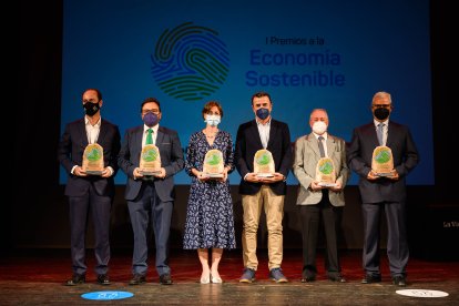 Foto de familia de los ganadores de los I Premios a la Economía Sostenible.