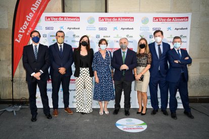 Francis Rubí, de Caixabank Empresas; Antonio González, director de Centro de Banca Privada de Caixabank; Ana Belén Morales, directora comercial de Banca Privada de Andalucía Oriental; Joshepine Cuadras; Juan Ignacio Zafra, director territorial; María Gallardo, directora de Banca Privada de Almería; Joaquín Guirado, director del centro de empresas Almería 1; y Miguel Font, de Banca Almería.