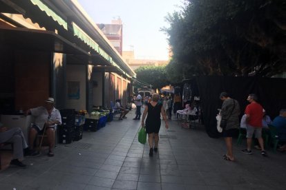 Vista general del mercadillo de la Plaza Pavía, de la capital.