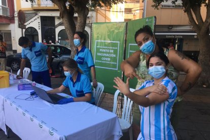 Reciben su vacuna con alegría.