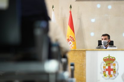 El alcalde, presidiendo la sesión.