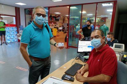 Diego Gámez y Miguel León después de tramitar el nuevo abono.