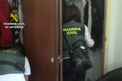 Los agentes registran el domicilio del detenido.