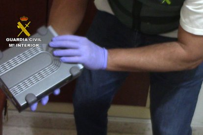 Se le ha incautado numeroso material informático.