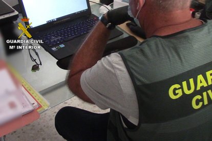 La Guardia Civil se ha llevado numeroso material informático para su investigación.