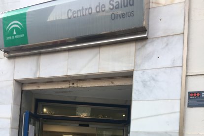 Una usuaria en el centro de salud de Oliveros.