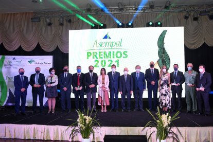 Foto de familia en la celebración de Asempal.