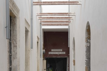 Pasillo que sigue teniendo el recuerdo del paso de la Hermandad de Rosario del Mar por el edificio