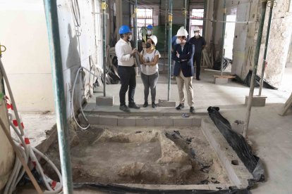 Las excavaciones han sacado a la luz una pila del siglo XVI que se encuentra en las antiguas cocinas