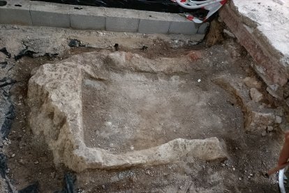 Detalle de la pila del siglo XVI encontrada en las cocinas