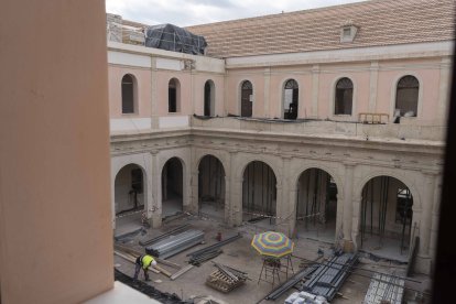 Trabajos en el interior del patio central