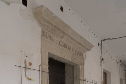 Entrada a una de las salas de la planta baja del edificio