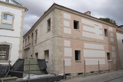 Así se encuentra la fachada de la ampliación del siglo XVIII y se puede ver el vano tapado de una de las ventanas