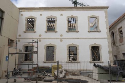 Exterior del edificio de Enrique López Rull al que se le ha ido eliminando revestimientos en busca de sus tonos originales