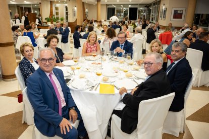 Alfredo Sánchez, con Carmelo Rodríguez, Felipe Romera, Fernando Martínez, Irene Martínez, Pilar Rodrigo, Mª Asunción Gimeno y Josefa Martínez.