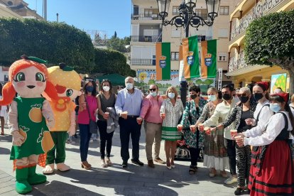 Las autoridades inauguran la jornada dedicada a la naranaja.