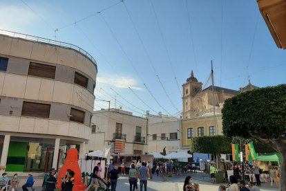 Los vecinos y visitantes ya van tomando las calles.
