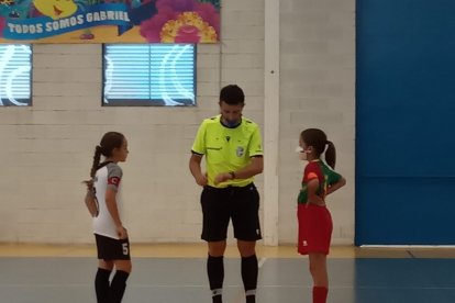 Las capitanas con el colegiado.