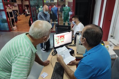 Buscando un buen sitio en la grada.