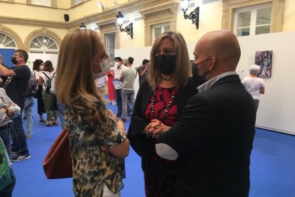 Valentín Sola, de la FAAM, habla con la delegada del Gobierno, Maribel Sánchez.